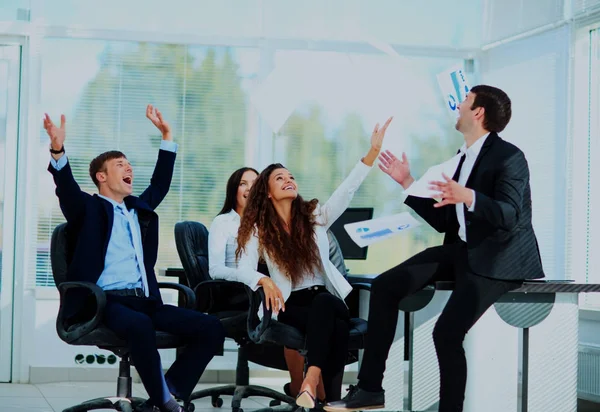 Gente de negocios emocionada sonrisa feliz, tirar documentos vuelan en el aire . — Foto de Stock