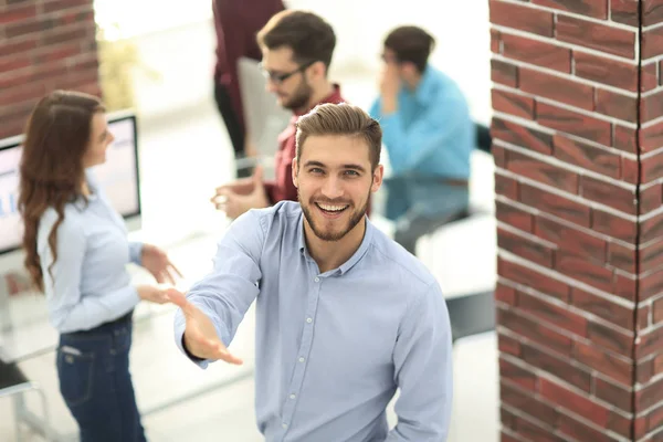 Feliz joven hombre de negocios retrato en la oficina moderna brillante interior — Foto de Stock