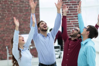 Mutlu gülümseyen iş adamları ofiste..