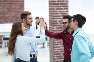 Anlaşma veya sözleşme imzaladıktan sonra beş veren işadamları