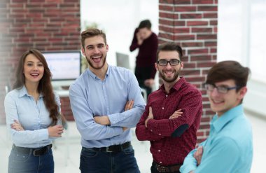 Mutlu gülümseyen iş adamları ofiste..