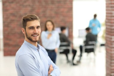 Ortak çalışma süreci, modern ofiste çalışan tasarımcılar..