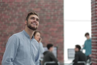 Ofiste gülümseyen iş adamının portresi.