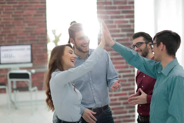 Gente de negocios creativa feliz dando chocar los cinco en la sala de reuniones . — Foto de Stock
