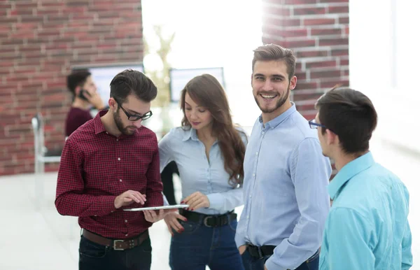 Grupo de personas discutiendo planes de negocio, con tableta . — Foto de Stock