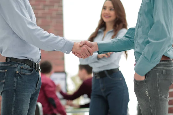 Handslag mellan företagare på ett modernt kontor. — Stockfoto