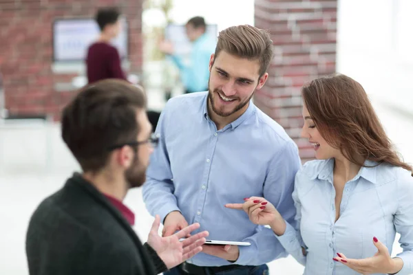 Equipo de negocios con tablet en oficina . — Foto de Stock