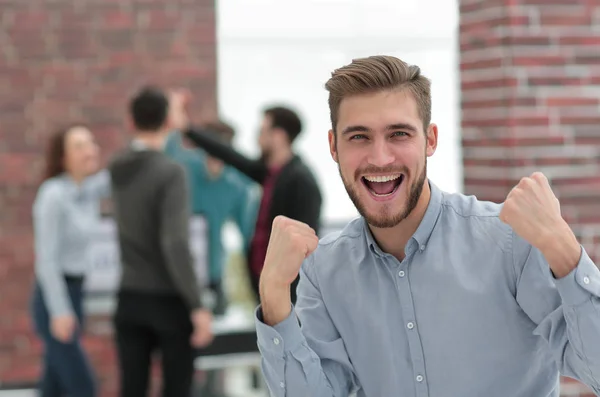 Schöner Geschäftsmann feiert Sieg jubelnd in th — Stockfoto