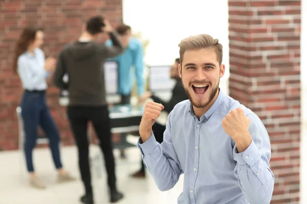 Hombre de negocios guapo celebrando la victoria gritando felizmente en th —  Fotos de Stock