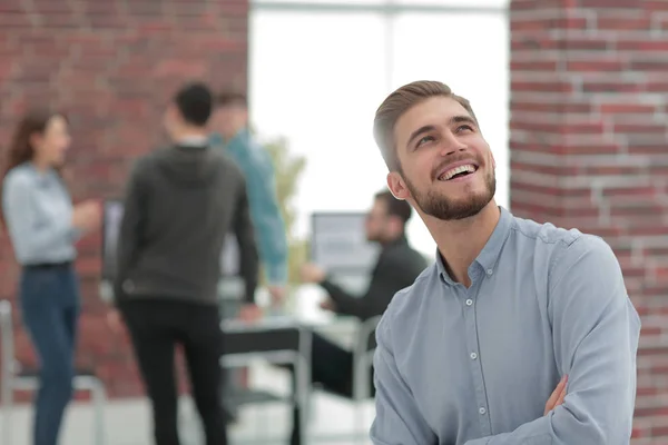 Homem alegre sorrindo no cargo . — Fotografia de Stock