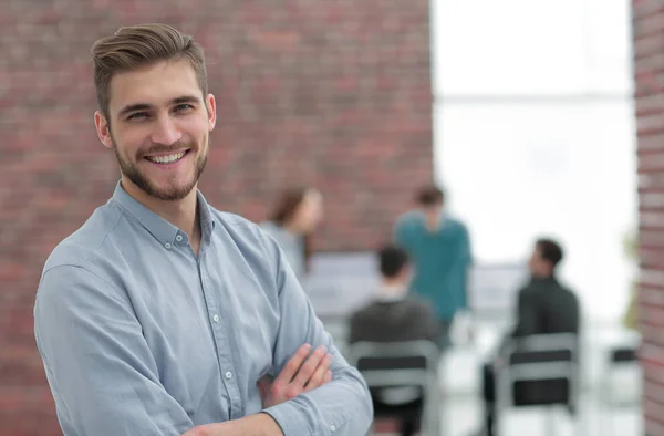 Proceso de coworking, equipo de diseñadores trabajando oficina moderna . — Foto de Stock