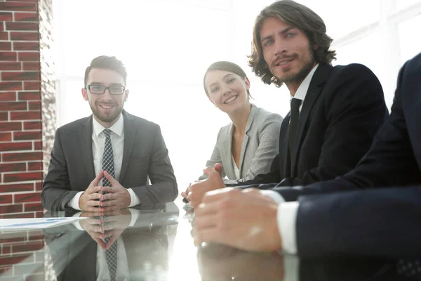 Equipe de negócios sentado na mesa — Fotografia de Stock