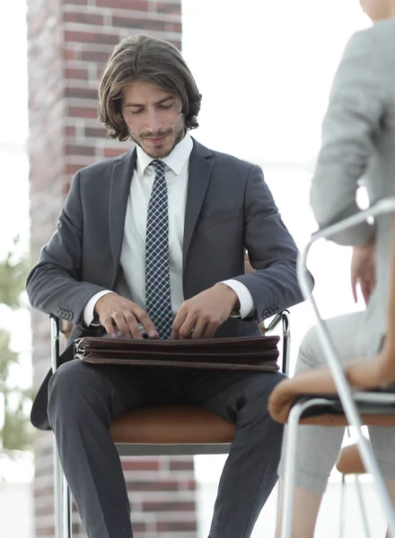 A relaxed conversation of a man and a woman in the office — Stock Photo, Image