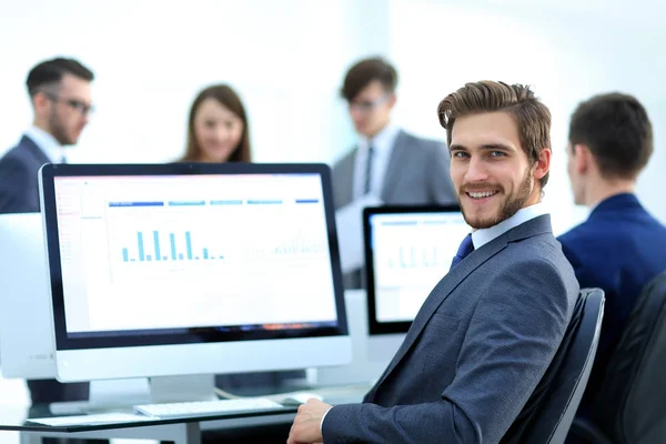 Empresario analizando gráficos económicos en la oficina — Foto de Stock