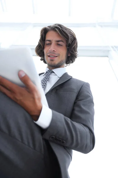 Close up .businessman trabalhando no tablet . — Fotografia de Stock