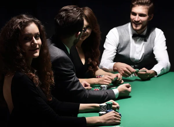 Jogadores sentados na mesa de jogo no cassino — Fotografia de Stock