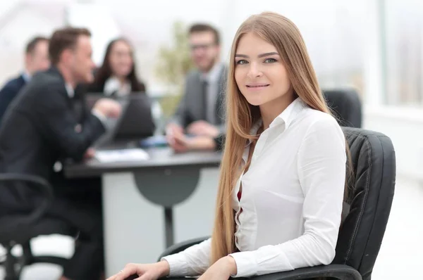 Młoda kobieta biznesu w biurze — Zdjęcie stockowe