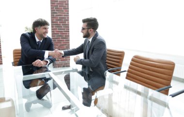 İş ortakları sözleşme tartıştıktan sonra el sallamak