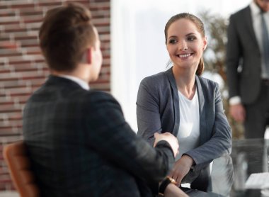 El sıkışma yöneticisi ve ofisteki müşteri