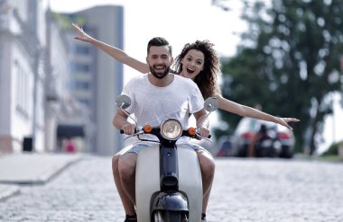 Güneşli bir günde bir şehir sürme mutlu genç Çift