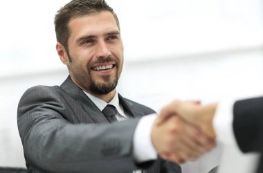 tatlı .handshake bir masa üzerine iş ortakları
