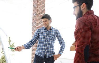 Yakışıklı adam beyaz tahta Office için işaret ediyor