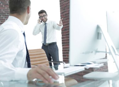 smartphone üzerinde konuşmaya çalışan