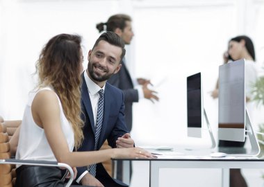 söz, Masa başında oturan arkadaşları