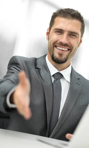 Gros plan. Un homme d'affaires prospère tend la main pour une poignée de main , — Photo