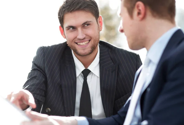Nära-up.businessman prata med kollega. — Stockfoto
