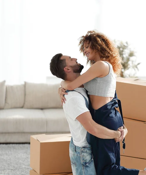 Abrazando pareja, sobre el fondo de cajas — Foto de Stock