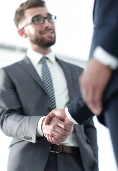 優しい笑みを浮かべてビジネスマン握手。ビジネス コンセプト写真 — ストック写真
