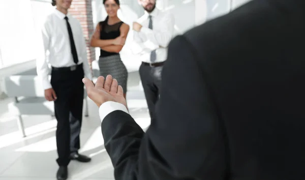 Fechar. empresário dando a mão para um aperto de mão . — Fotografia de Stock