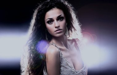 Genç dans eden kadın, arka plan üzerinde yanıp söner.