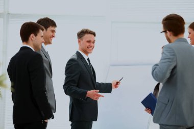 Modern ofis finansal raporların sunulması bakarak toplantı iş işçi.