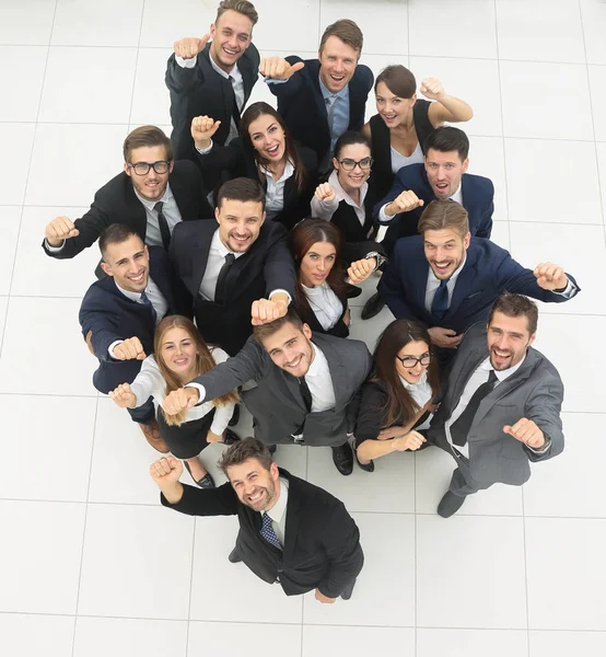 Concetto di successo. team di lavoro alzando le mani e guardando la fotocamera . — Foto Stock