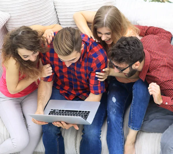 Gruppe von Freunden betrachtet das Foto auf dem Laptop. — Stockfoto