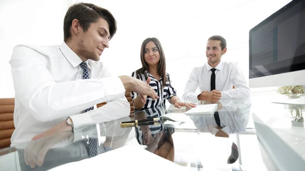 Fechar. equipe de negócios realiza uma oficina — Fotografia de Stock