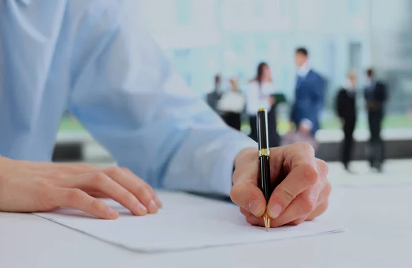Businessman is signing a contract. — Stock Photo, Image