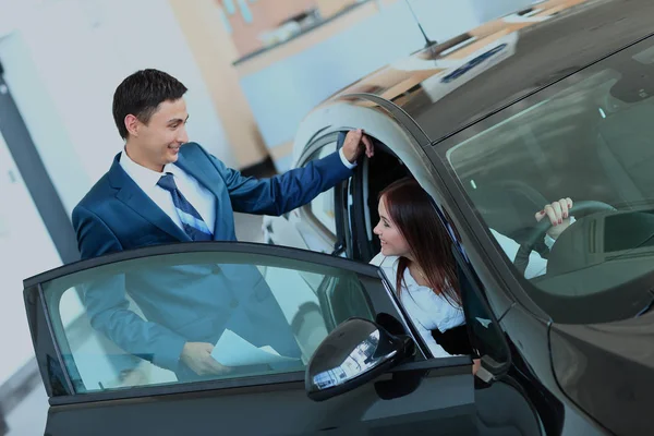 Woman buying a new car. — Stock Photo, Image