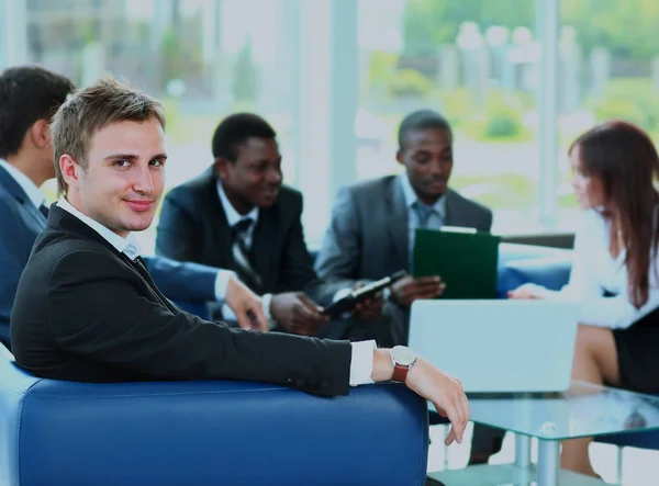 Selbstbewusster junger Geschäftsmann bei einem Treffen mit seinen Kollegen. — Stockfoto