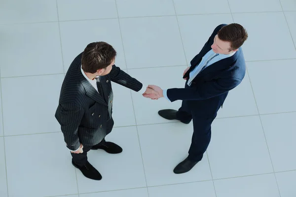 Vista superior de un hombre de negocios dos estrechando la mano - Bienvenido a los negocios . —  Fotos de Stock