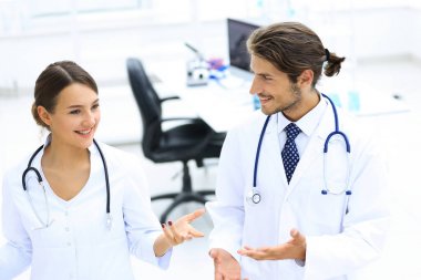 İki doktor hastane Resepsiyon alanında toplantısı