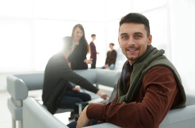 Modern adam arka planda ofis.