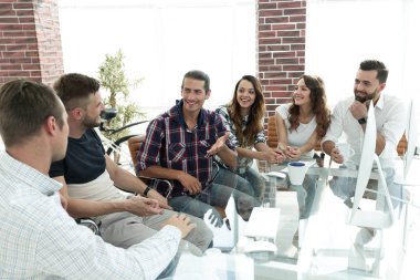 yaratıcı ekibi oturan iş sorunları tartışıyor