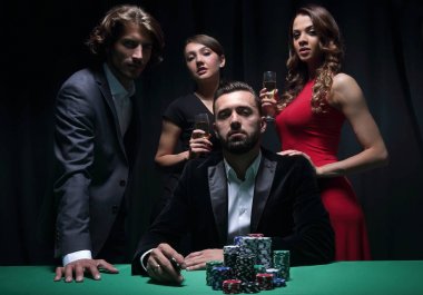 Çekici genç beyaz adam olun bahis casino