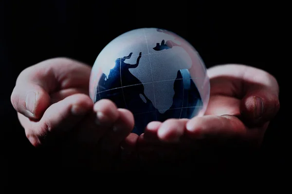 Globe en verre à la main. — Photo