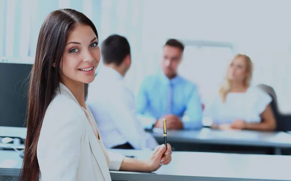 Mujer de negocios con su equipo en la oficina — Foto de Stock