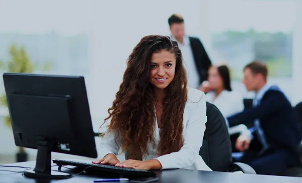 Счастливая молодая деловая женщина улыбается . — стоковое фото