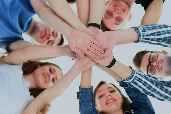 Conceito de amizade, juventude e pessoas - grupo de adolescentes sorridentes com as mãos em cima uns dos outros . — Fotografia de Stock